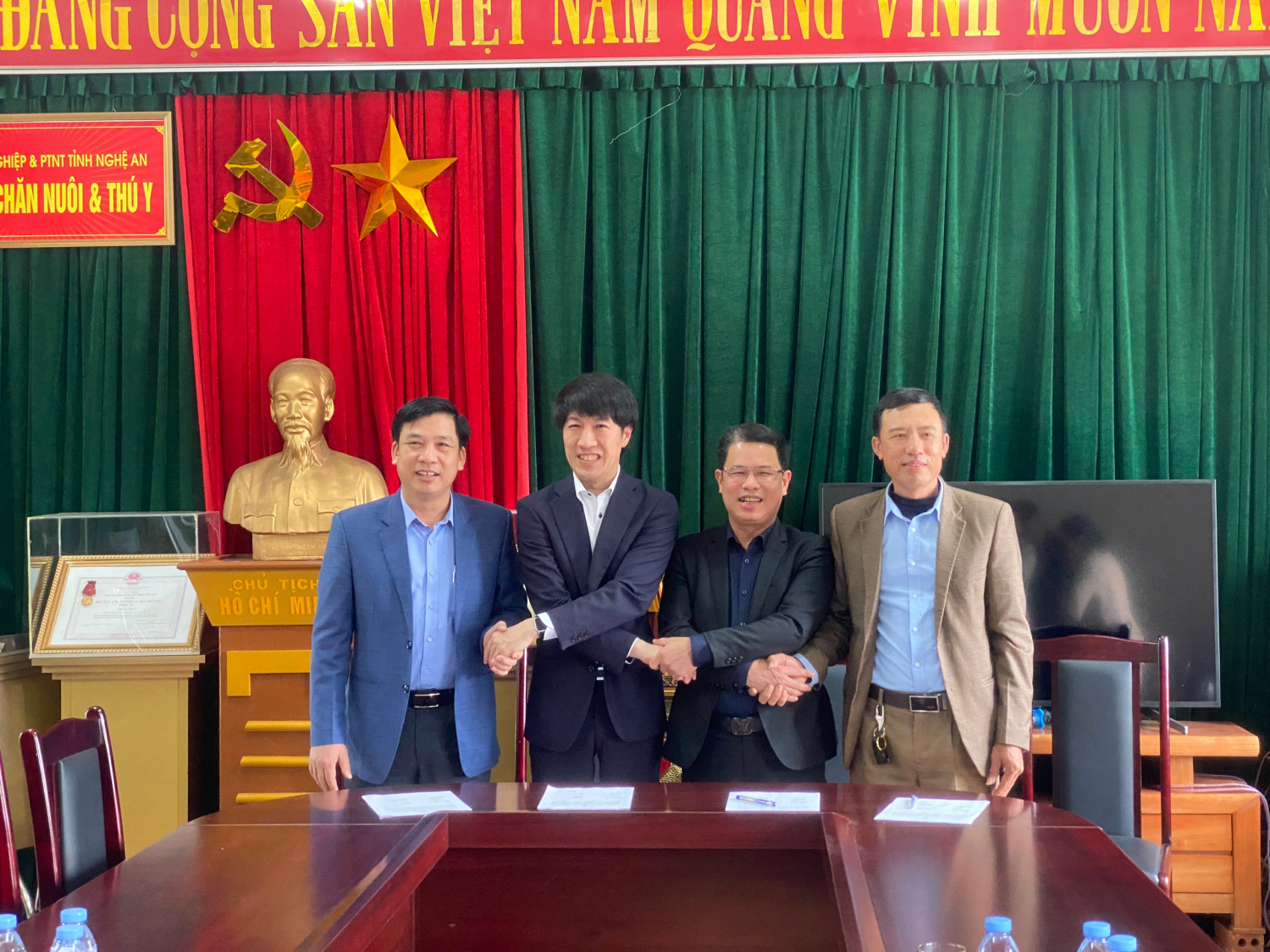 Lễ ký kết phối hợp thực hiện mô hình đệm lót sinh học Sana tại tỉnh Nghệ An